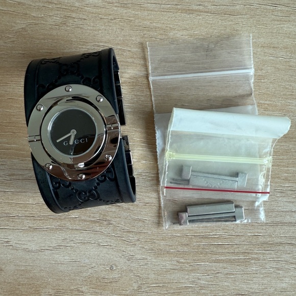 Gucci Women's YA112420 112 The Twirl Black Rubber Watch - Picture 2 of 5